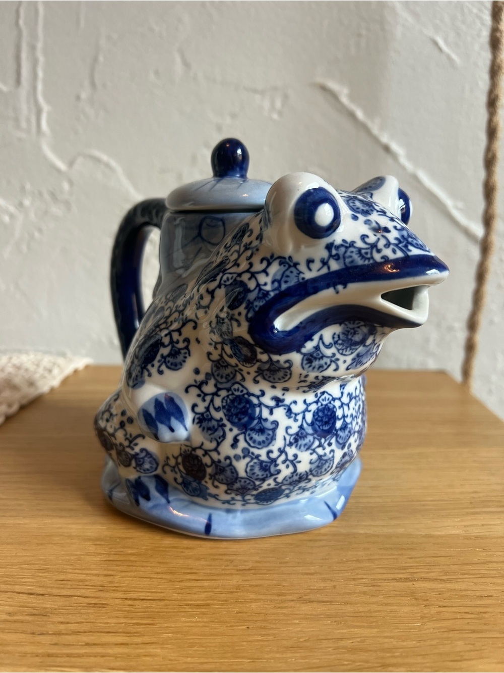Vintage Frog Teapot Ceramic Pitcher Chinoiserie Delft Style Cottagecore Decor - Picture 8 of 8